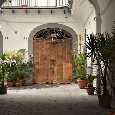 Corno Napoletano Free Parking For Small Cars Only Napoli Esterno foto
