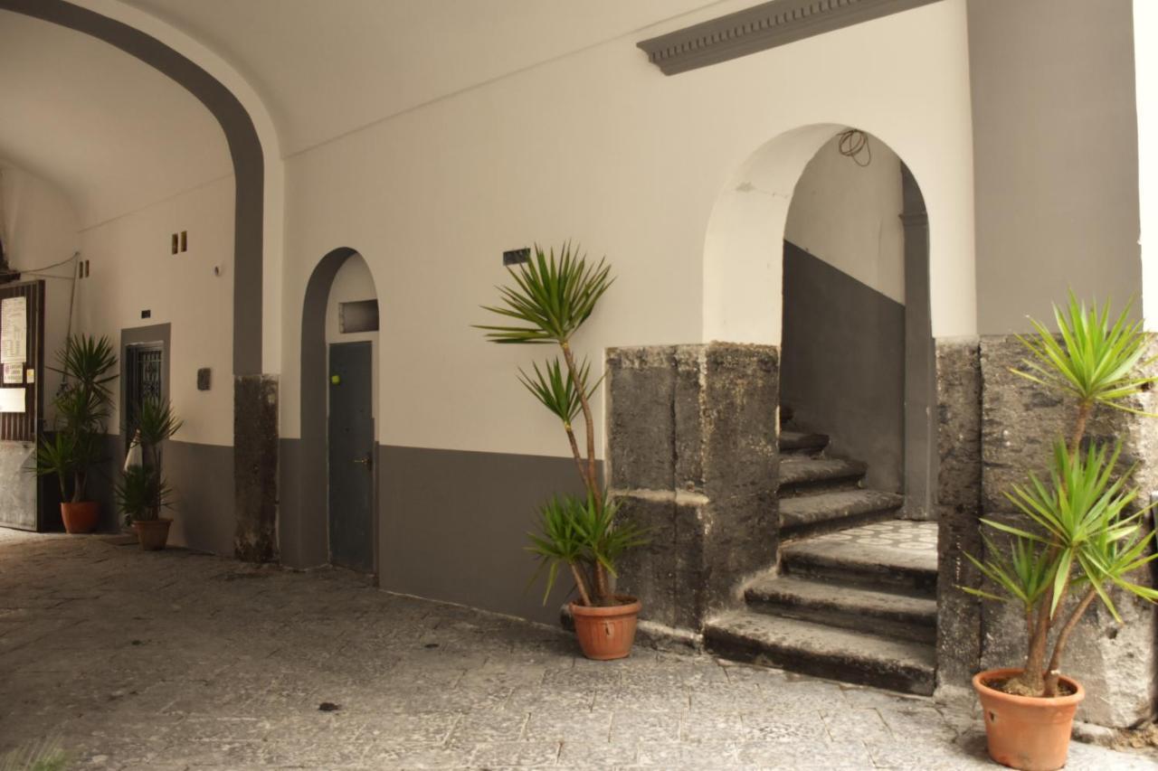 Corno Napoletano Free Parking For Small Cars Only Napoli Esterno foto